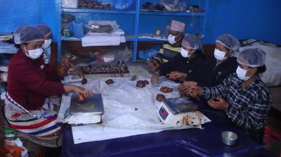 तराईबाट सख्खर ल्याएर परम्परा धान्दै टोखाका चाकु व्यवसायी   