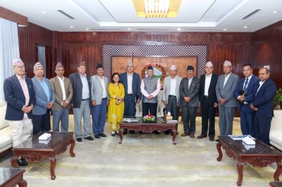 भूमि आयोगका पदाधिकारीद्वारा प्रधानमन्त्रीलाई ‘ब्रिफिङ’        