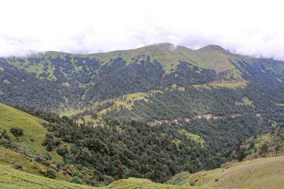 गर्मी छल्न पर्यटक रिग क्षेत्रमा   
