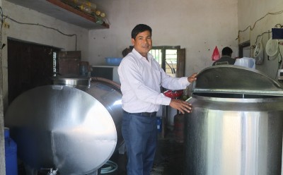 दूध बिक्रीबाट वार्षिक १३ लाख आम्दानी   