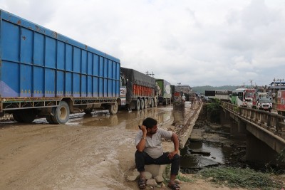 बुटवल-नारायणगढ सडक : विनयी खोलामा डाइभर्सन निर्माण नगरिने, मालवाहक सवारी सञ्चालनमा रोक  