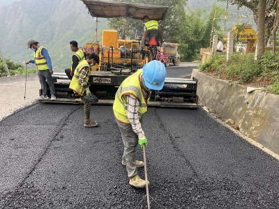रिडी–तम्घास सडक कालोपत्र गरिँदै   