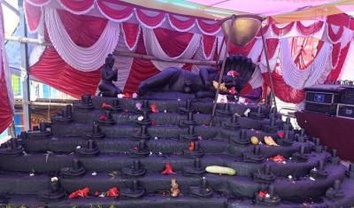 एउटै ढुङ्गामा १०८ शिवलिङ्ग र नागसहितको मूर्ति   