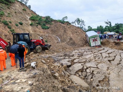 बाढीपहिरोले प्रमुख दशवटा राजमार्ग पूर्ण रूपमा अवरुद्ध   