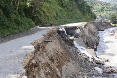 बाढीपहिरोका कारण सडक पूर्वाधारमा क्षति   