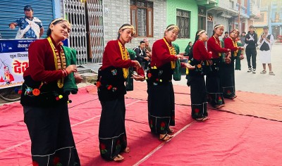 देउसी भैलोमार्फत मौलिक संस्कृतिको जगेर्ना गर्दै विद्यार्थी   