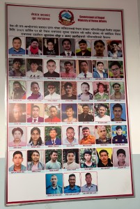 मन्त्रालयका भित्तामा सुशासन कुरिरहेका योद्धाहरु   