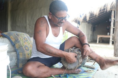 तिहारका लागि मादल बनाउन भ्याइनभ्याइ   