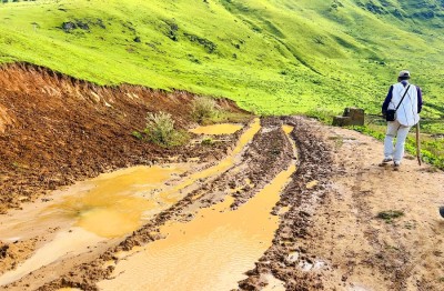 विकट गाउँको दुःख : बर्खामा सडक नचल्दा खाद्यान्न ढुवानीमा समस्या   