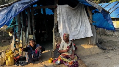 वर्षौँदेखि पालमुनि छन् घरबारविहीन परिवार   