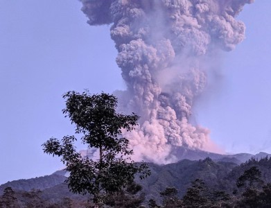 इन्डोनेसियाको माउन्ट मारापीमा ज्वालामुखी विस्फोट हुँदा ११ जनाको मृत्यु, १२ बेपत्ता