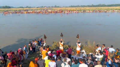 भूत-प्रेत हट्ने विश्वासले कमला नदीमा स्नान गर्नेहरूको घुइँचो    