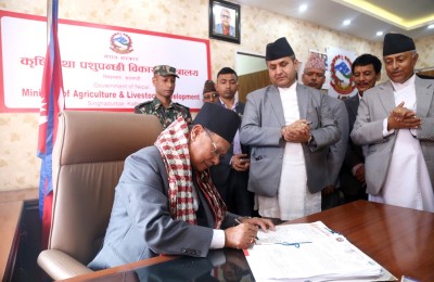कृषिमन्त्री परियारद्वारा पदभार ग्रहण   
