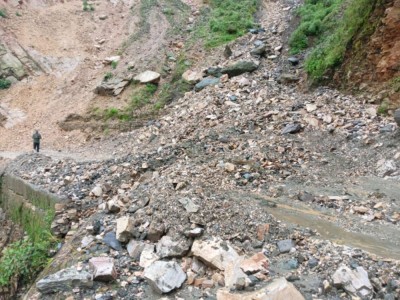 पहिरोले महाकाली लोकमार्ग अवरुद्ध    
