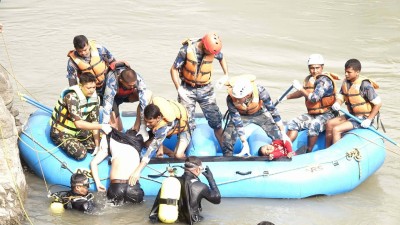 विपद्का बेला मानवीय उद्धारको नेतृत्व गर्दै सशस्त्र प्रहरी        