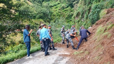 पहिराले गुल्मीको रिडी-तम्घास सडक अवरुद्ध   