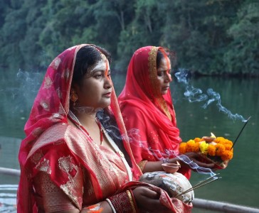 अस्ताउँदो सूर्यलाई अघ्र्य दिई छठ पर्व भव्य रुपमा मनाईँदै