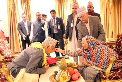 राष्ट्रपति पौडेलद्वारा ९१ वर्षीया भाउजूबाट टीका ग्रहण