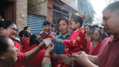 तलेजुमा सर्वसाधारणद्वारा कुमारीको हातबाट टीका ग्रहण, तलेजुलाई देवगृह भित्र्याइयो   