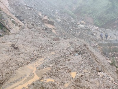 दार्चुला-गोकुेलेश्वर सडक : पहिराले तेर्छालेक रनेबास क्षेत्र अवरुद्ध   