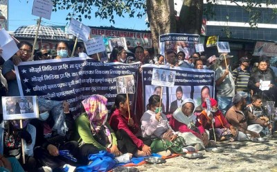 रित्तो थाल बोकेर सहकारीपीडित सडकमा        