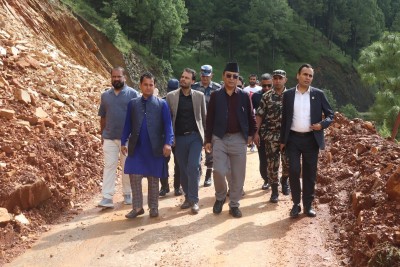 नुवाकोटका पहिरो प्रभावित बस्तीमा सञ्चारमन्त्री, तत्काल संरक्षण र स्थानान्तरणको निर्देशन
