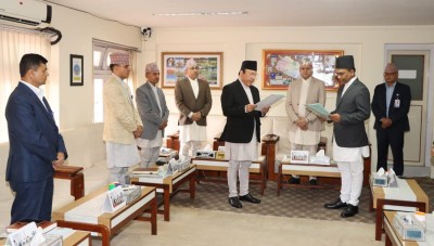 प्रधानन्यायाधीश राउतद्वारा नवनियुक्त गभर्नरमा डा. पौडेललाई शपथ   