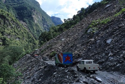 पहिराले बेनी-जोमसोम सडकमा यातायात सेवा प्रभावित   