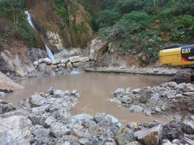 बाढीले क्षति पुर्याएको तीनतले झरनालाई पुरानै लयमा फर्काइँदै   