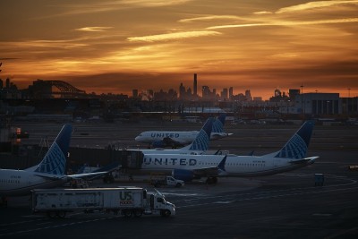 अमेरिकी एयरलाइन्सले एक हजार उडान रद्द गर्‍यो, सरकारी बन्दको असर बढ्दै   