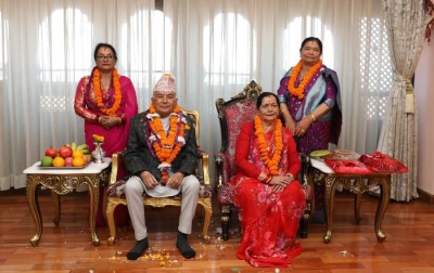 राष्ट्रपति पौडेलबाट शुभसाइतमा बहिनीहरूबाट तिहारको टीका ग्रहण   