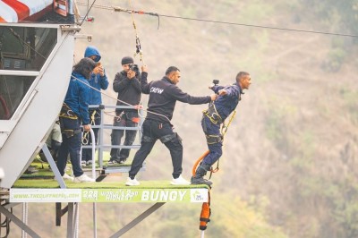 द क्लिफमा प्रहरीको ‘कमाण्डो’का प्रशिक्षार्थीको बञ्जी जम्प        