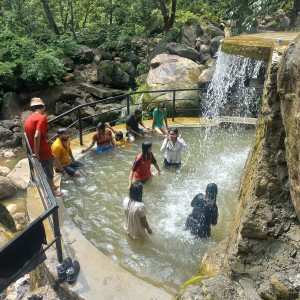पर्यटकको आकर्षक गन्तव्य बन्दै आमपानी झरना   