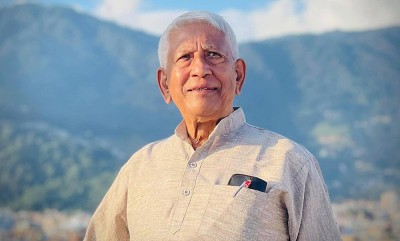 ज्येष्ठ सदस्य केसीले पद तथा गोपनीयताको शपथ लिनुहुँदै   