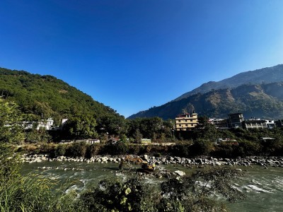 म्याग्दी नदीमा पानीको सतह घटेपछि पर्खाल निर्माण सुरु   