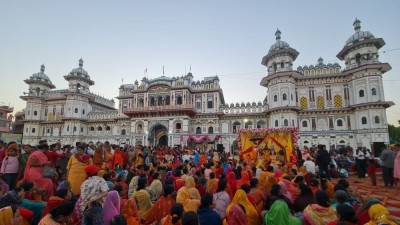 जहाँ भगवान् रामसँग गरिन्छ हास-परिहास        