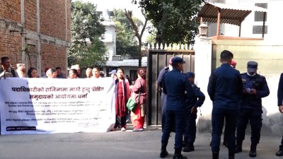 आयोगका पदाधिकारीको राजीनामा माग गर्दै द्वन्द्वपीडित धर्नामा        