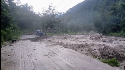 मोदी खोलाले सडक बगाउँदा घान्द्रुकमा पर्यटक अलपत्र        