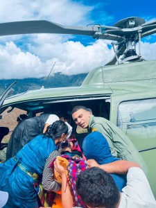 हेलिकप्टरबाट चारजना गर्भवतीको उद्धार    