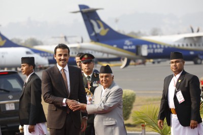 कतारका अमिर नेपालमा, राष्ट्रपति पौडेलबाट स्वागत   