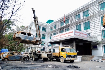 आगजनी गरिएका सवारीसाधन सिंहदरबारबाट हटाइँदै    