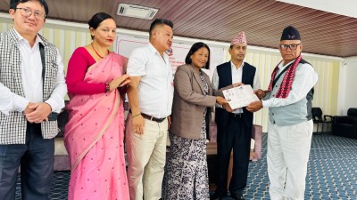 झापामा धनीपुर्जा वितरण अभियान तीव्र, बिदाको दिन पनि कर्मचारी खटिए