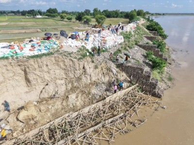 बाँकेमा बस्ती जोगाउन आपतकालीन तटबन्ध    