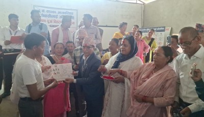 कोहलपुरका अव्यवस्थित बसोवासीलाई जग्गाधनी पुर्जा वितरण   