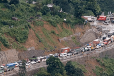 नागढुङ्गा नौबिसे सडक दैनिक पाँच घण्टा बन्द हुने        