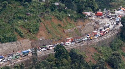 पहिरो पन्छाएपछि नारायणगढ-मुग्लिन सडक दुईतर्फी सञ्चालनमा