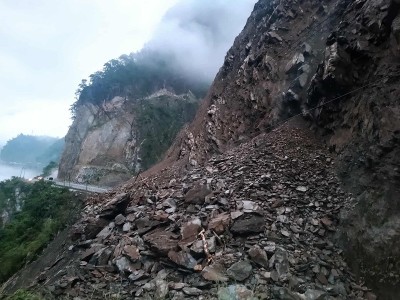 तुइन खोलामा खसेको पहिरोका कारण नारायणगढ-मुग्लिन सडक अवरुद्ध   