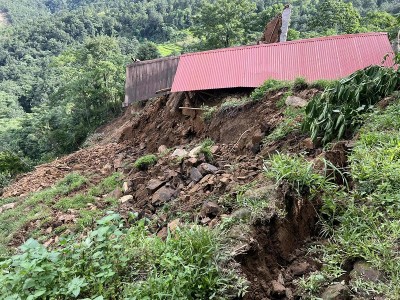 पहिरोले छ घर भत्किए, दश घर उच्च जोखिममा   