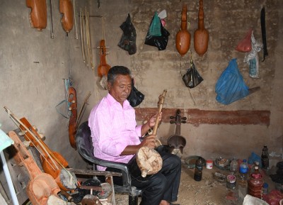 बिक्न छाडे सारङ्गी, सुनिन छाड्यो धुन   