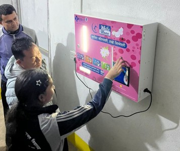 विद्यालयमा सेनेटरी प्याड वितरण मेसिन जडान   